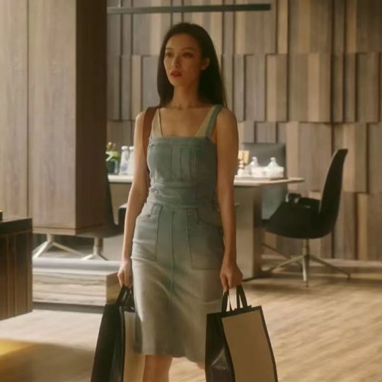 Ni Ni Zhu locks the same style denim suspender dress