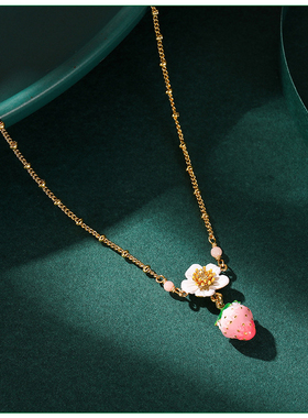 珐琅彩釉立体小白花粉草莓锁骨链