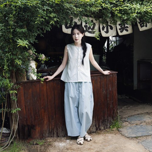 雨文她城｜匹马棉简约白色无袖马甲女夏季百搭风琴褶温柔清新背心 - 图2