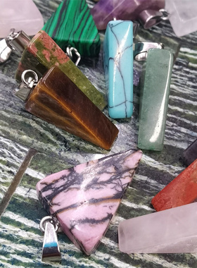 天然水晶石三角吊坠15*20mm