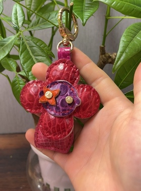 欧美风幸运草小v花鳄鱼皮包包挂件法式轻奢小众设计高级感钥匙扣