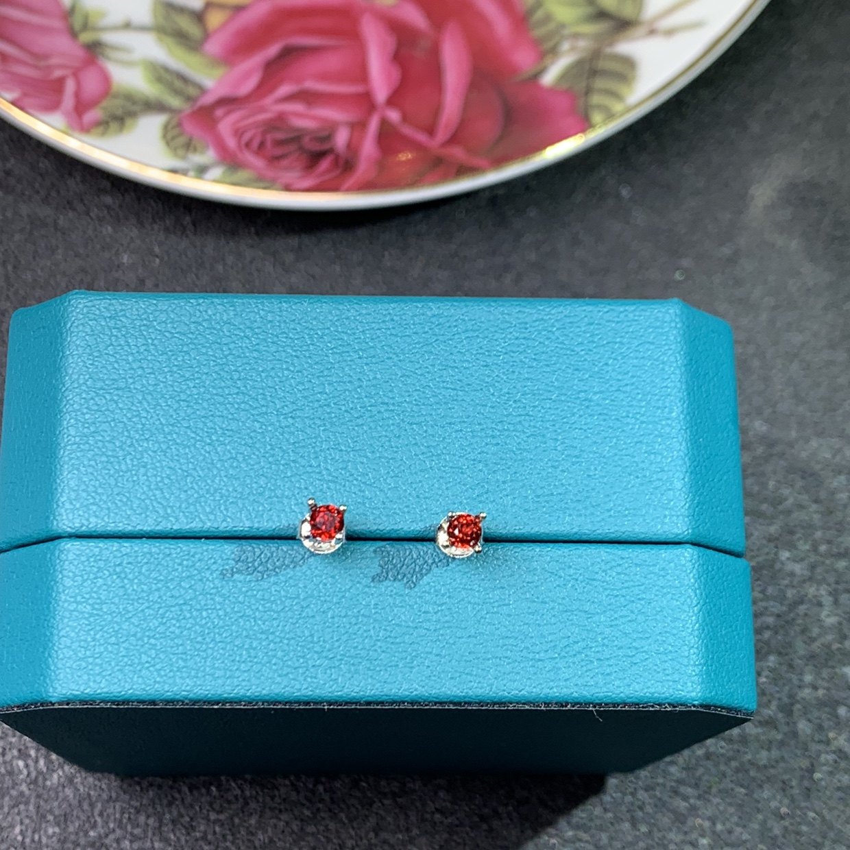 特惠百搭迷你小红色宝石耳钉925银镀金天然石榴石耳钉3*3Mm防过敏,淘宝优惠券,粉丝福利购,淘宝优惠卷