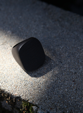 村下田言女黑檀木夸张肌理戒指