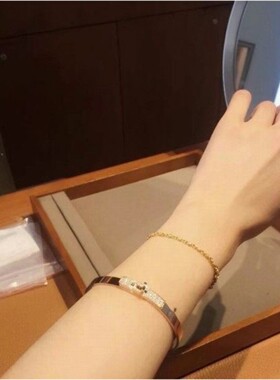 轻奢小众精致高级感手镯女镀18K玫瑰金凯莉纽扣H手环时尚