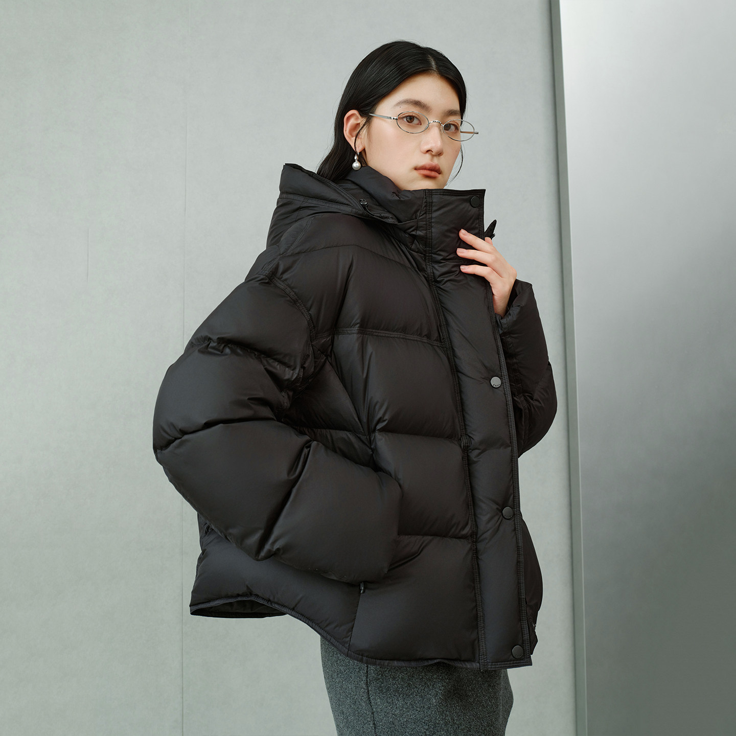 艾莱依2025新款连帽羽绒服落肩袖宽松显瘦保暖舒适短款女外套4070