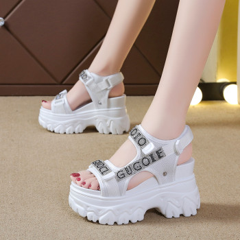 Dad Sandals Women's 2023 ເກີບແພລະຕະຟອມຄວາມໜາໃໝ່ຂອງເກີບສົ້ນສູງ Ultra-High Heels ພາຍໃນເພີ່ມຂຶ້ນ Wedge Thick-soled Beach ເກີບ Roman