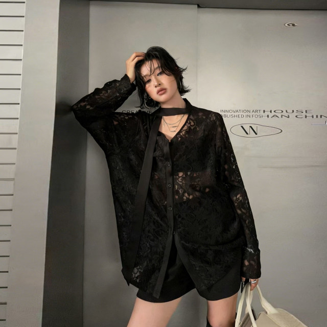 ເສື້ອຍືດຄໍ V-neck ສີດໍາສໍາລັບແມ່ຍິງວ່າງແລະຂີ້ຄ້ານ