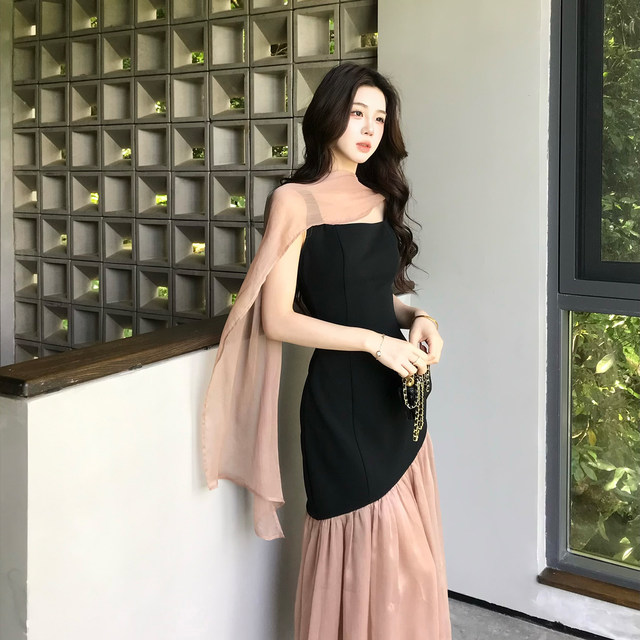 Muzi Li's Li ອອກແບບ dress stitching
