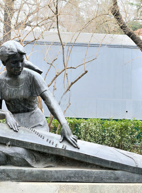 玻璃钢古代挑扁担人物铸铜仿铜传统民俗小品卖货郎做生意人物雕塑