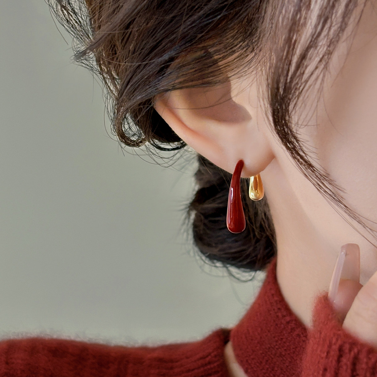 一款两戴酒红色水滴耳钉轻奢高级感气质喜庆2025本命年耳饰新中式,淘宝优惠券,粉丝福利购,淘宝优惠卷