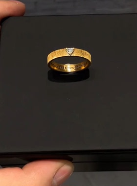 中古黑金拉丝三角仿锆石戒指复古