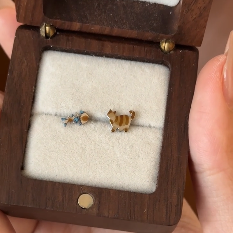 S925纯银棕色系可爱小猫鱼干耳钉女百搭简约甜酷风不对称耳环耳饰,淘宝优惠券,粉丝福利购,淘宝优惠卷