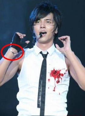 明星佩戴钛钢轻奢潮流情侣手镯