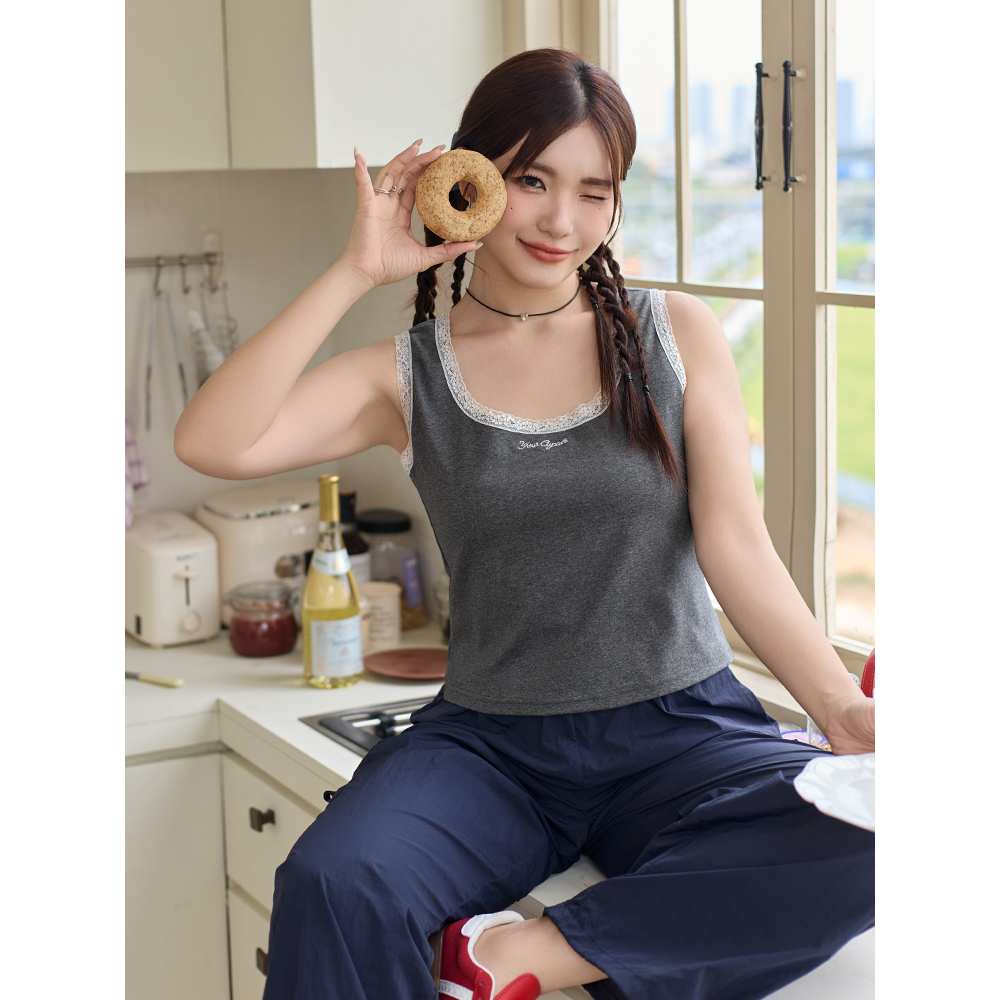 小波家2025夏季胖mm韩系宽肩蕾丝拼接刺绣U领吊带背心 - 图0