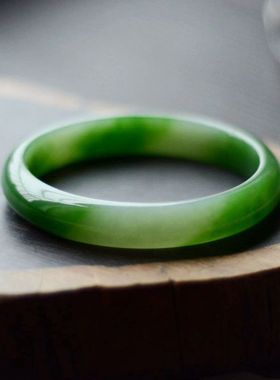 和田玉手镯俄罗斯碧玉镯子阳绿菠菜绿辣绿玉镯手环老坑料带证书