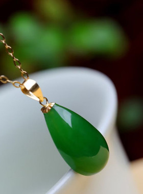 18k扣头镶嵌碧玉水滴吊坠