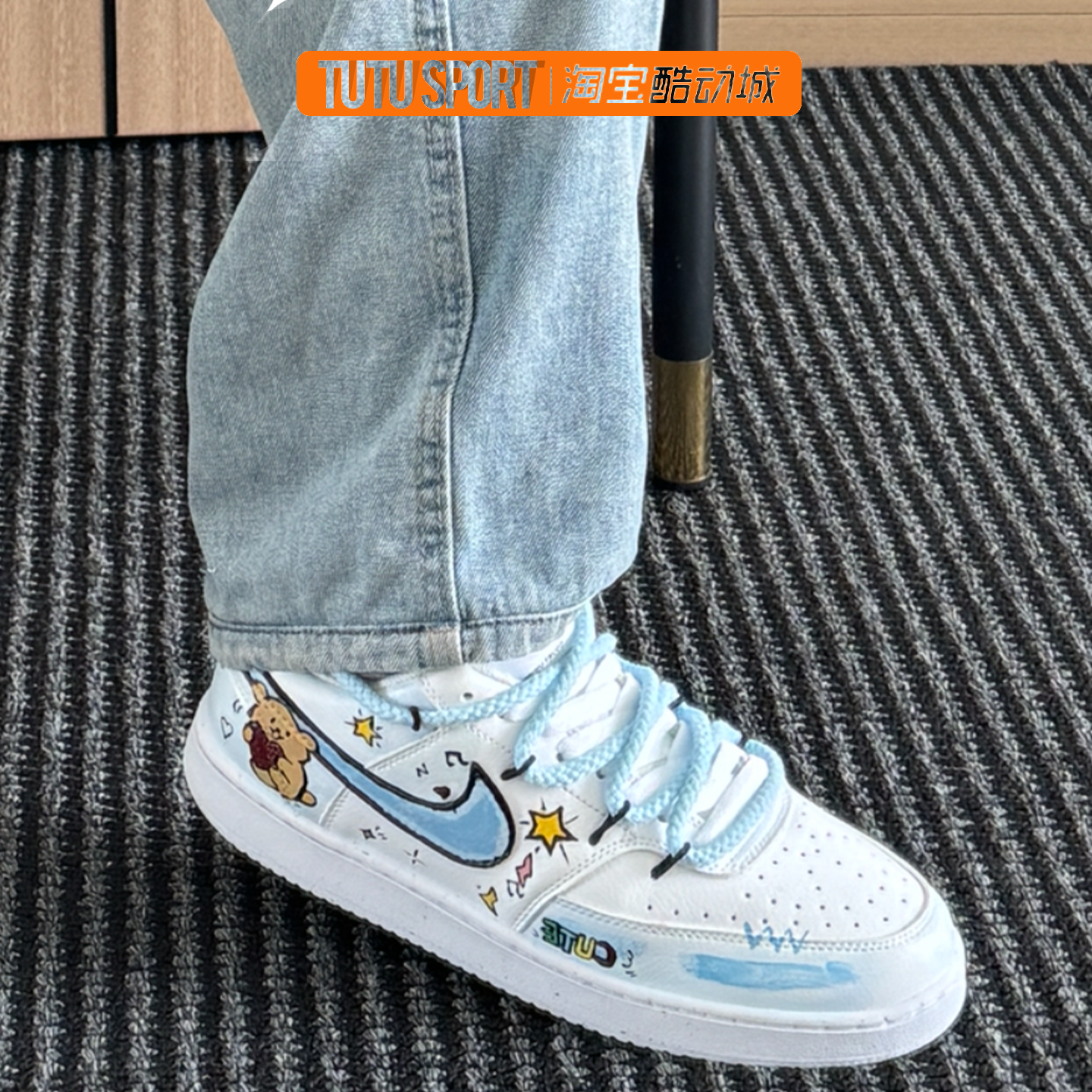 定制球鞋 Nike Court Vision1小熊奇旅 低帮 板鞋 男女同款浅蓝色 - 图1