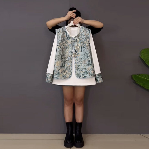 加肥圆领盘扣花朵国风马甲拼色袖口打底衫胖妹妹气质复古两件套女 - 图0