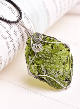 捷克陨石吊坠绿玻璃吊坠随形缠丝包边吊坠项链配饰绿陨石疗愈水晶