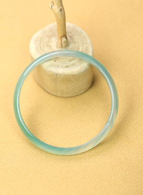 纯天然玛瑙晴水绿色细窄扁条手镯