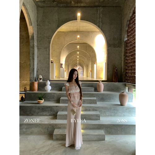 ZONEE/LEA宋亦雯 Camille的春天 法式雪纺方领蕾丝荷叶边吊带上衣 - 图1