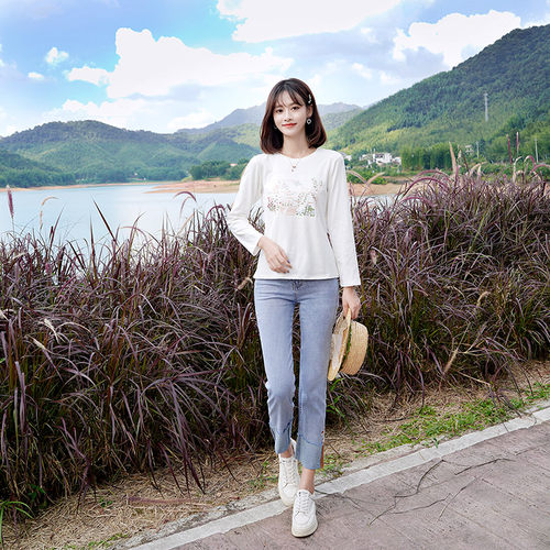 ATAR2025春秋新款通勤圆领长袖绣花T恤女简约修身显瘦打底衫上衣 - 图2
