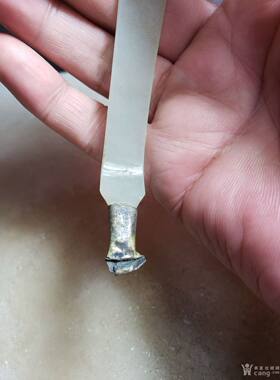 和田青白玉发簪，明代。缺失头部，长13厘米。