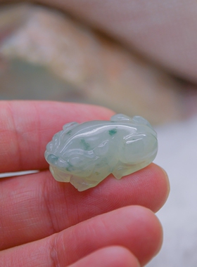 天然冰糯种翡翠三脚玉蟾吊坠