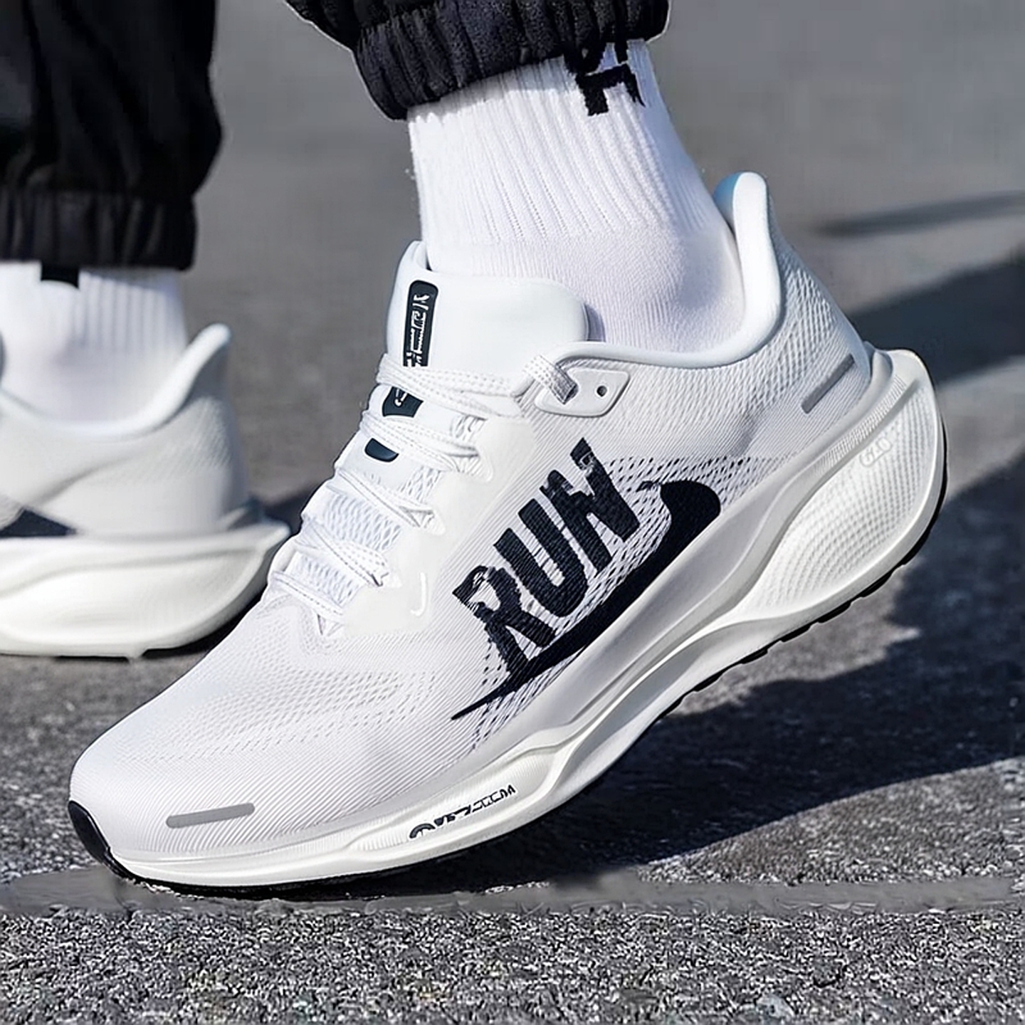 耐克NIKE跑鞋耐克飞马男子透气公路AIR ZOOM缓震跑步鞋IB5697-100 - 图0