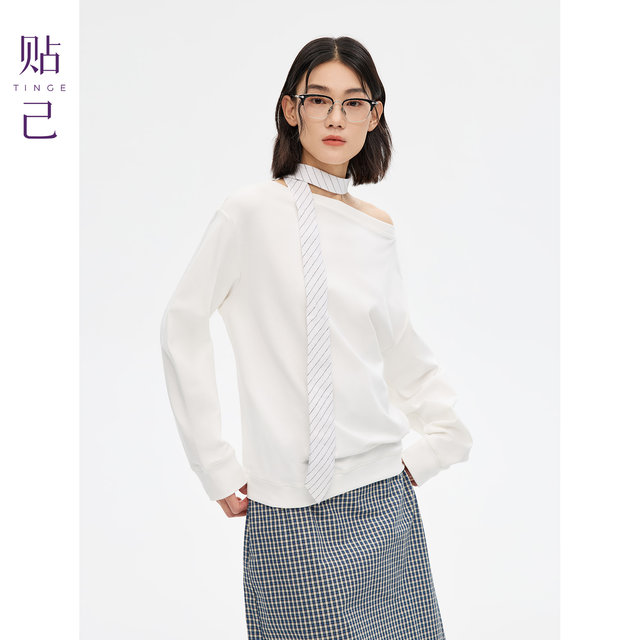 Lazy off-shoulder ເຮືອຄໍເສື້ອ sweatshirt ວ່າງສະບາຍ
