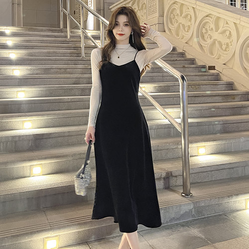 赫本风黑色丝绒吊带连衣裙女2026春季复古显瘦V领露背长裙小黑裙 - 图0