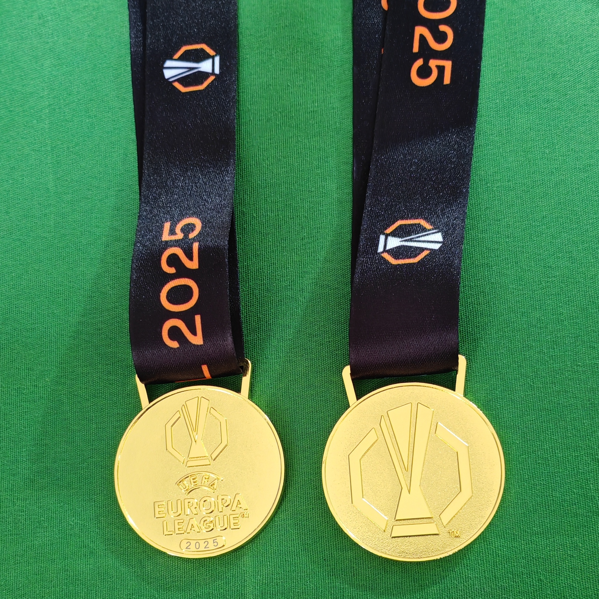 现货2025热刺VS曼联 孙兴慜 欧联杯收藏留念金属挂牌球迷纪念奖牌 - 图1