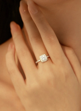 新款闪钻方形女戒小方糖戒指女款轻奢感百搭食指素圈小众设计指环