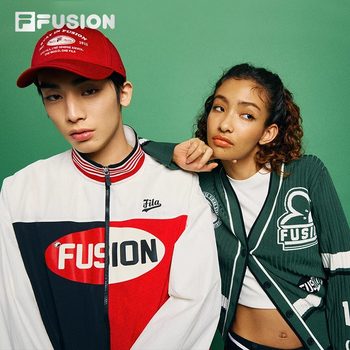 FILA FUSION Fila ເສື້ອຍືດຍີ່ຫໍ້ trendy ແສ່ວຂອງແມ່ຍິງໃນລະດູຮ້ອນ 2024 ໃຫມ່ແບບສະບາຍໆທີ່ກົງກັນຂ້າມກັບເສື້ອກັນຫນາວຄໍ V-neck cardigan