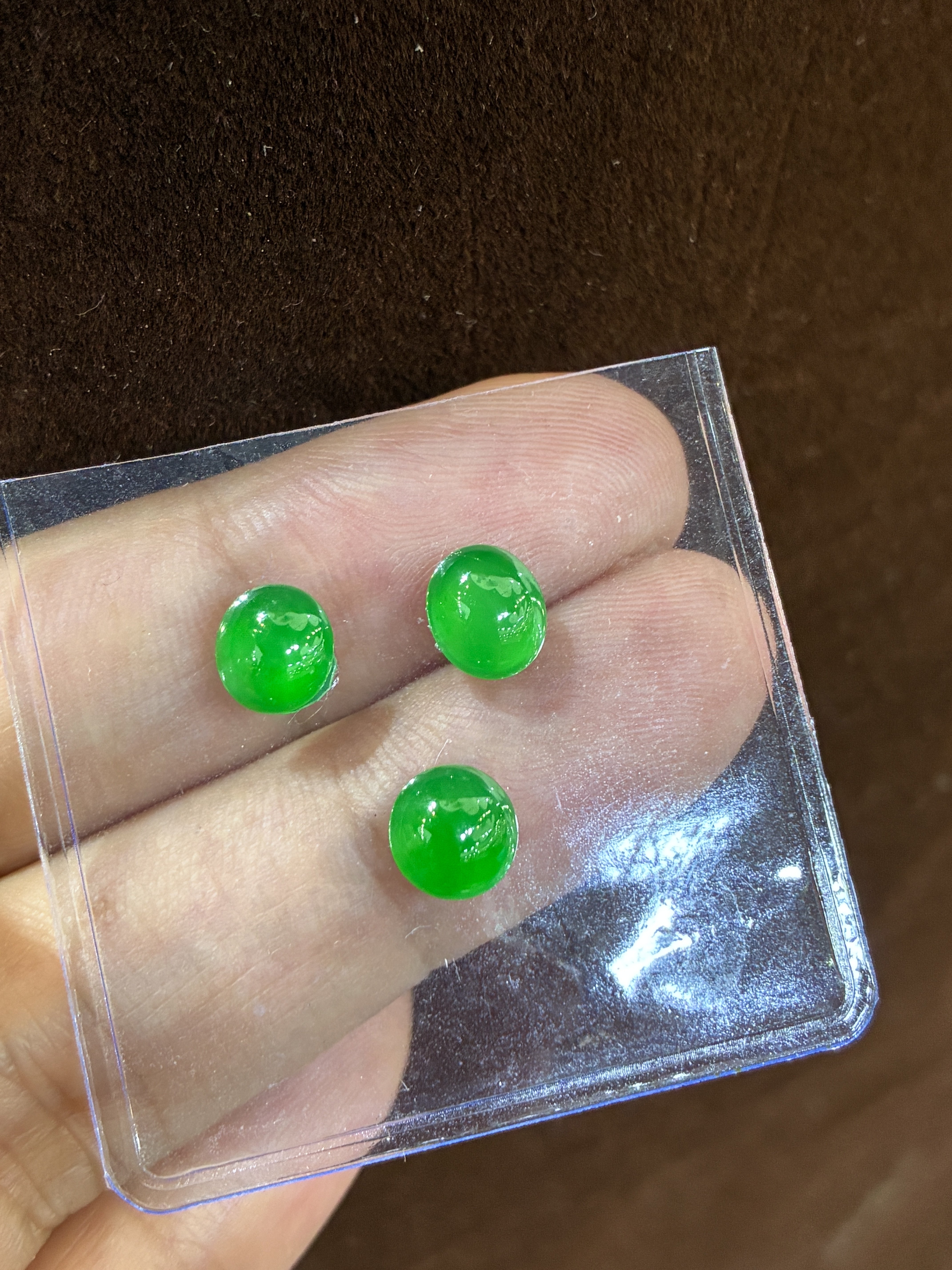 Burmese natural A-grade jadeite ice-grown green egg-faced imperial green jade earrings are designed to be set in a set