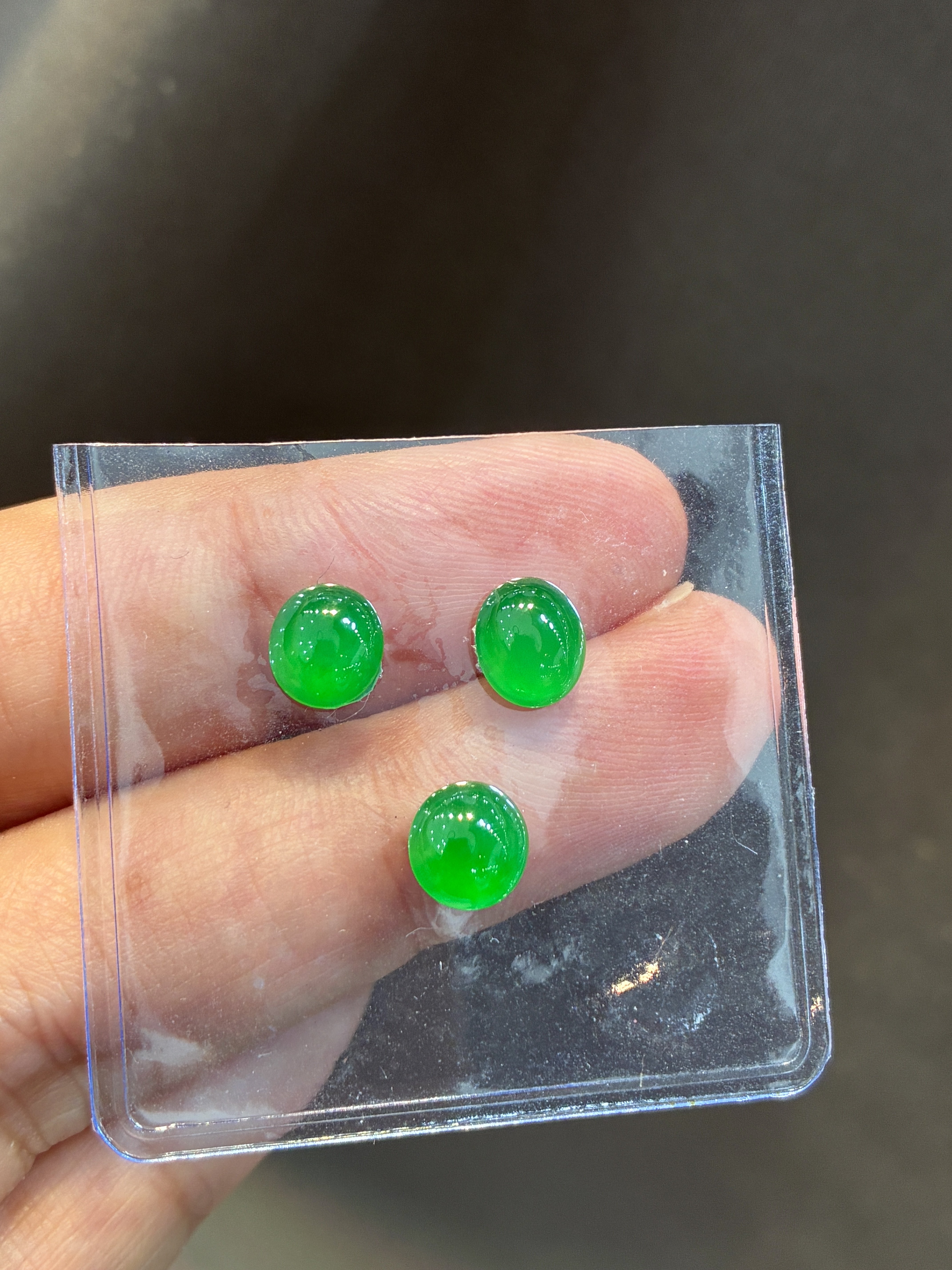 Burmese natural A-grade jadeite ice-grown green egg-faced imperial green jade earrings are designed to be set in a set