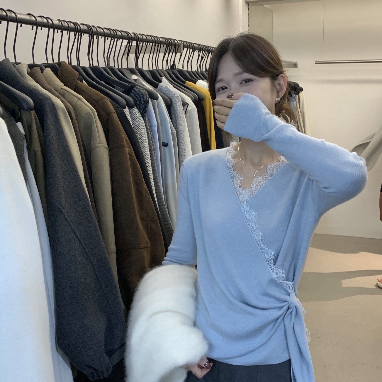 MISS密思家-人淑女气质蕾丝拼接V领侧边抽绳针织衫（含6羊毛）227 - 图1