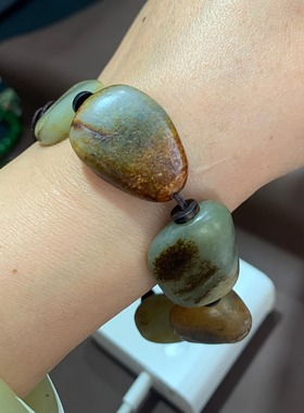 全天然新疆和田产青玉籽料原石手链黑红皮原石手链子料422号