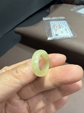 新疆和田玉若羌黄玉港码10.5码戒指指环吊坠跑环带证书484号