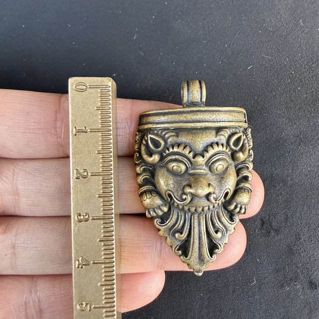 Antiques and miscellaneous antique Tibetan brass bazaar pendants, copper carving pendants, copper pendant accessories