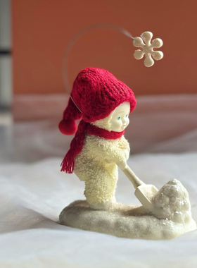 持续瓷生 D56陶瓷雪娃宝宝冰钓鱼铲雪球红色帽子围巾创意摆件