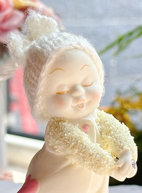 陶瓷雪娃粉色爱心马甲白帽子摆件