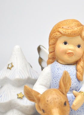 小女孩天使与小鹿圣诞树