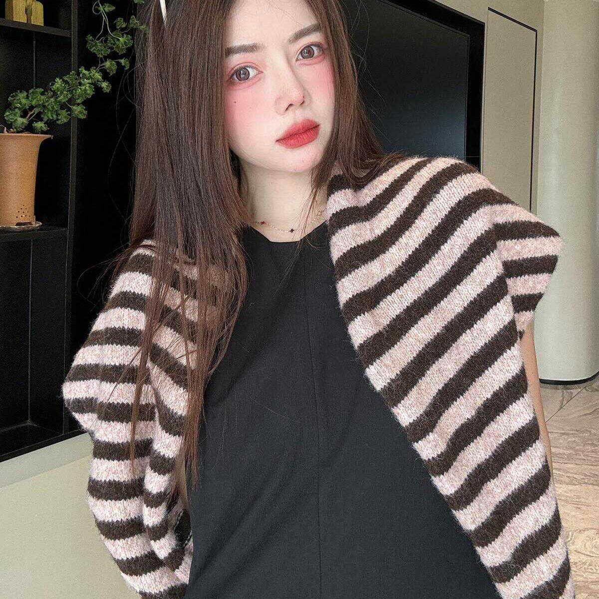 韩版时尚软糯绵羊毛洋气百搭三角披肩多种戴法护颈围巾减龄条纹女,淘宝优惠券,粉丝福利购,淘宝优惠卷