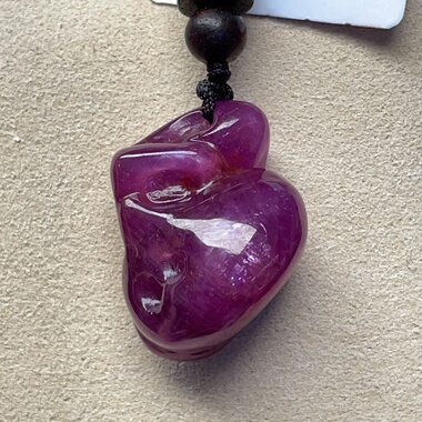 新品上柜天然红宝石随形吊坠玫红紫种水好19.9*27.2*15.3mm68.2ct