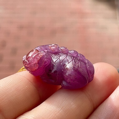 红宝石貔貅雕刻件背上雕刻元宝寓意招财进宝54.47ct 有证专柜品质