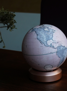 宏微地球北欧风金属双语粉色摆件