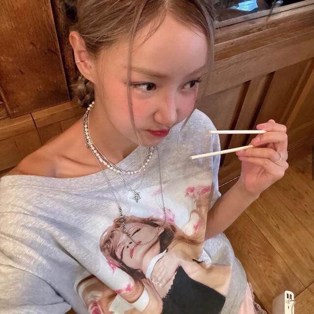 Romantic T-shirt, loose mid-length, medium sleeves, round neck