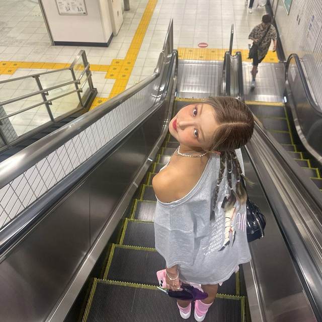 Romantic T-shirt, loose mid-length, medium sleeves, round neck