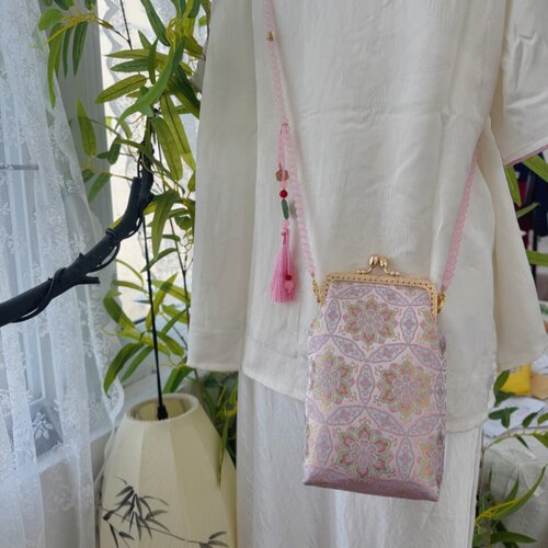 【成品】新中式斜挎包女竖式手机包抖音爆款复古流苏口金手工包 - 图0